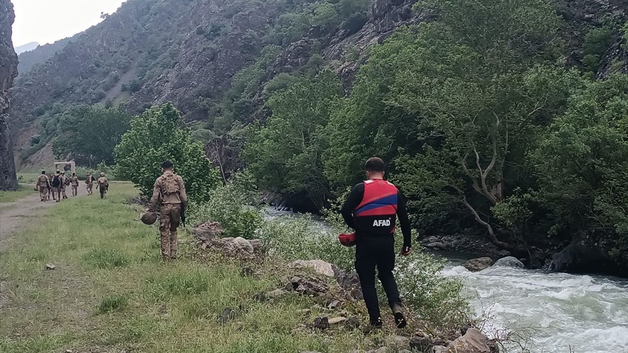 Hakkari'de Avaşin Deresi'nde Kaybolan Genç İçin Arama Çalışmaları Sürüyor