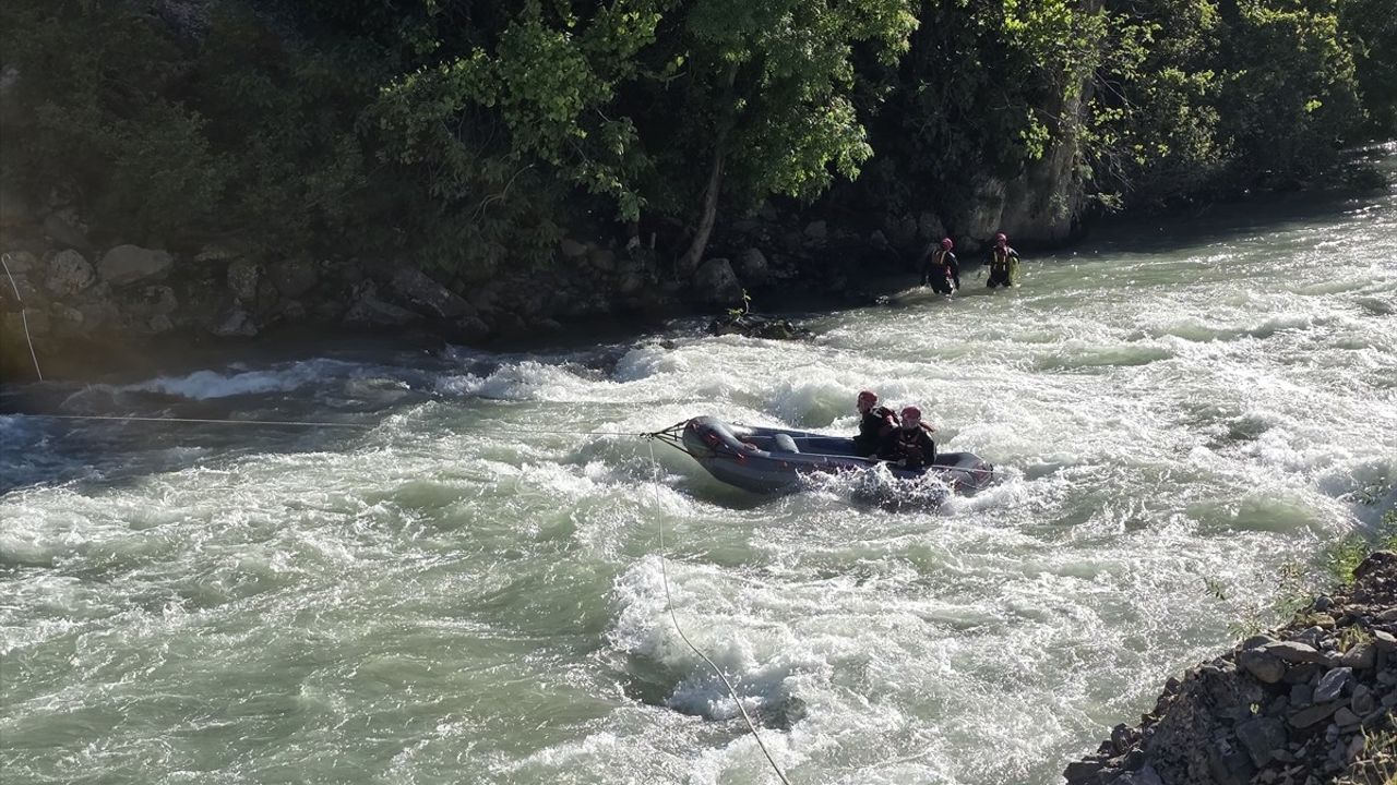 Hakkari'de Derede Kaybolan Genç İçin Arama Çalışmaları Devam Ediyor