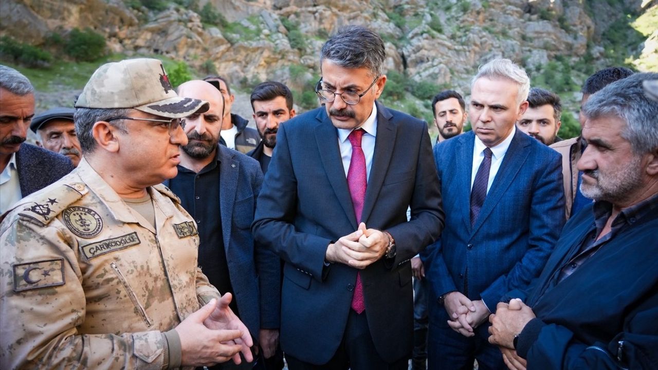 Hakkari'de Derede Kaybolan Genç İçin Arama Çalışmaları Devam Ediyor