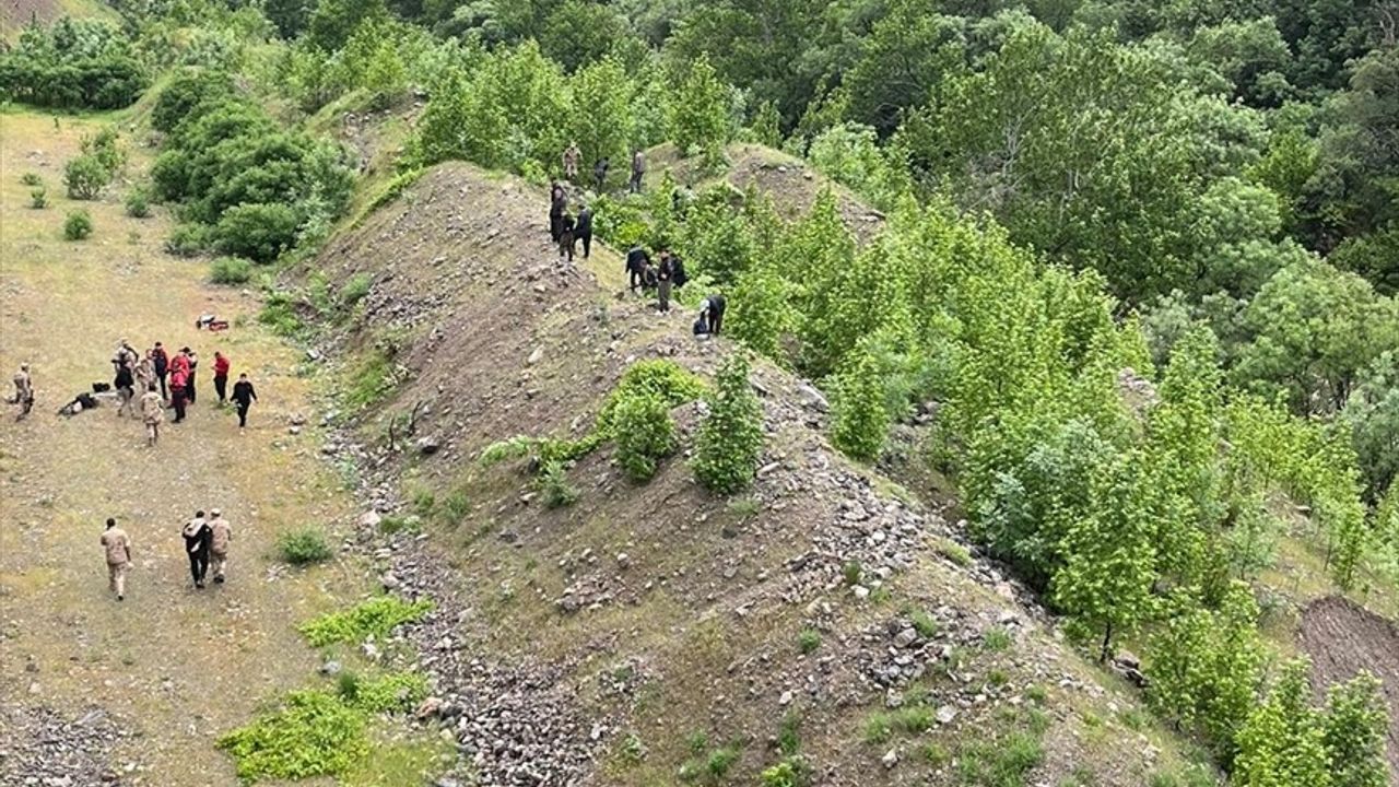 Hakkari'de Derede Kaybolan Genç İçin Arama Çalışmaları Sürüyor