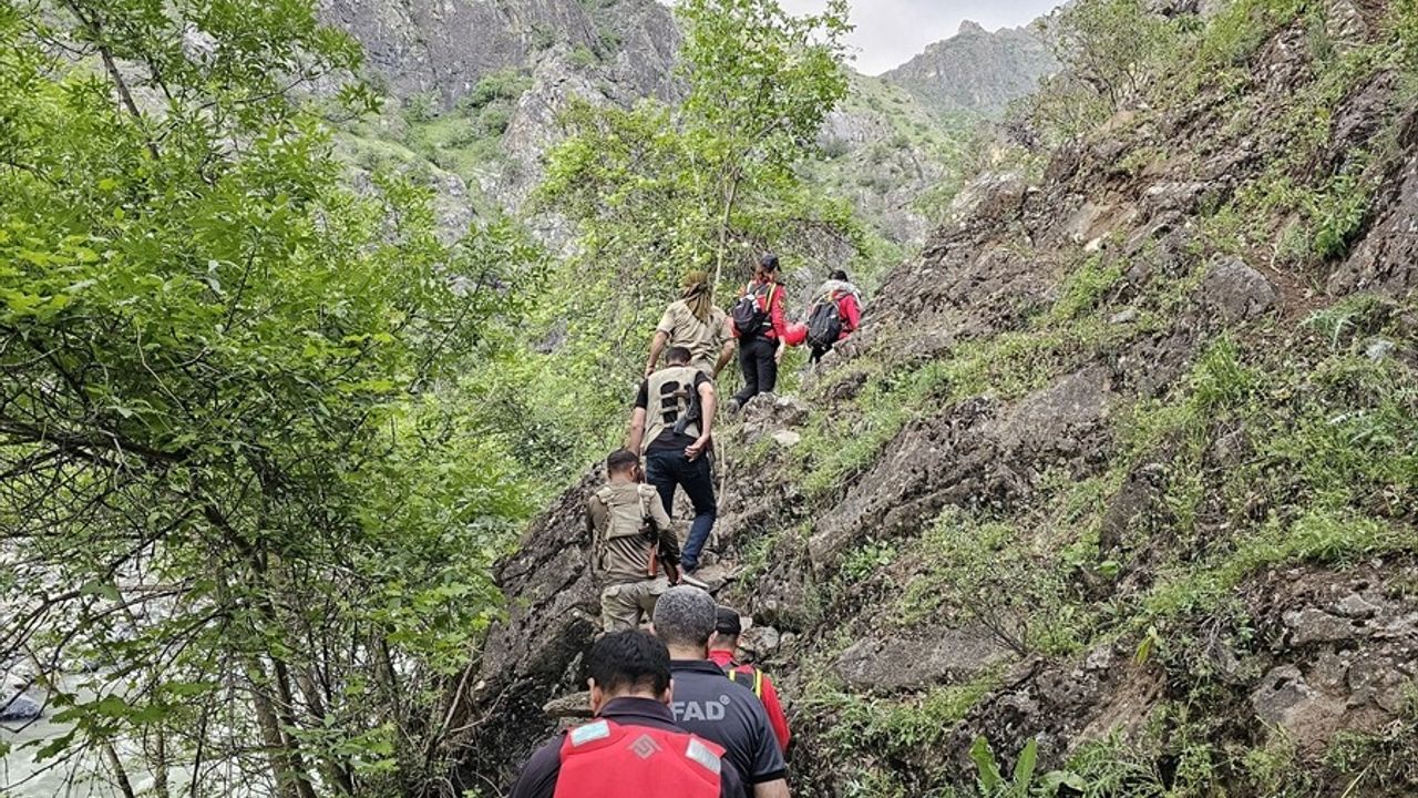 Hakkari'de Derede Kaybolan Gencin Kurtarılması İçin Arama Çalışmaları Başlatıldı