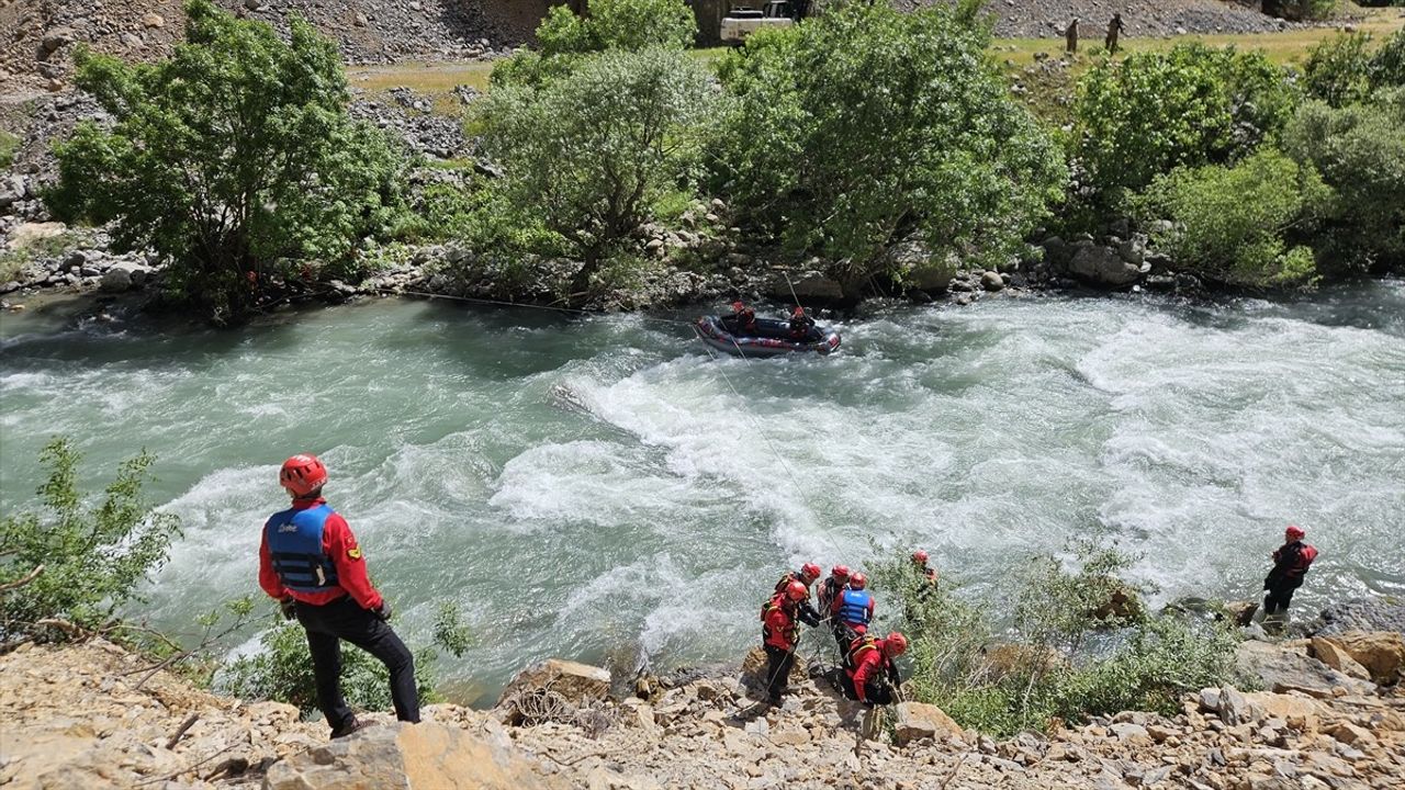 Hakkari'de Kaybolan Genç İçin Arama Çalışmaları Devam Ediyor