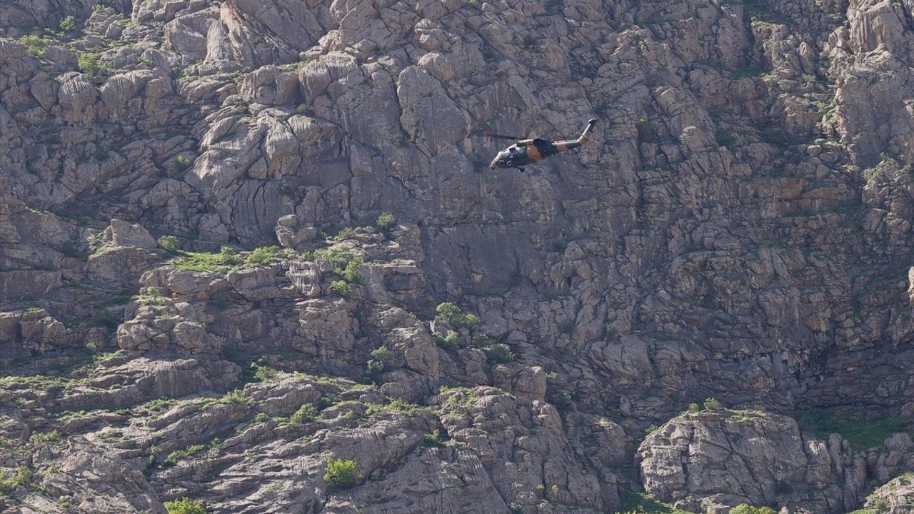 Hakkari'de Kaybolan Yaşlı Adam Helikopterle Hastaneye Ulaştırıldı