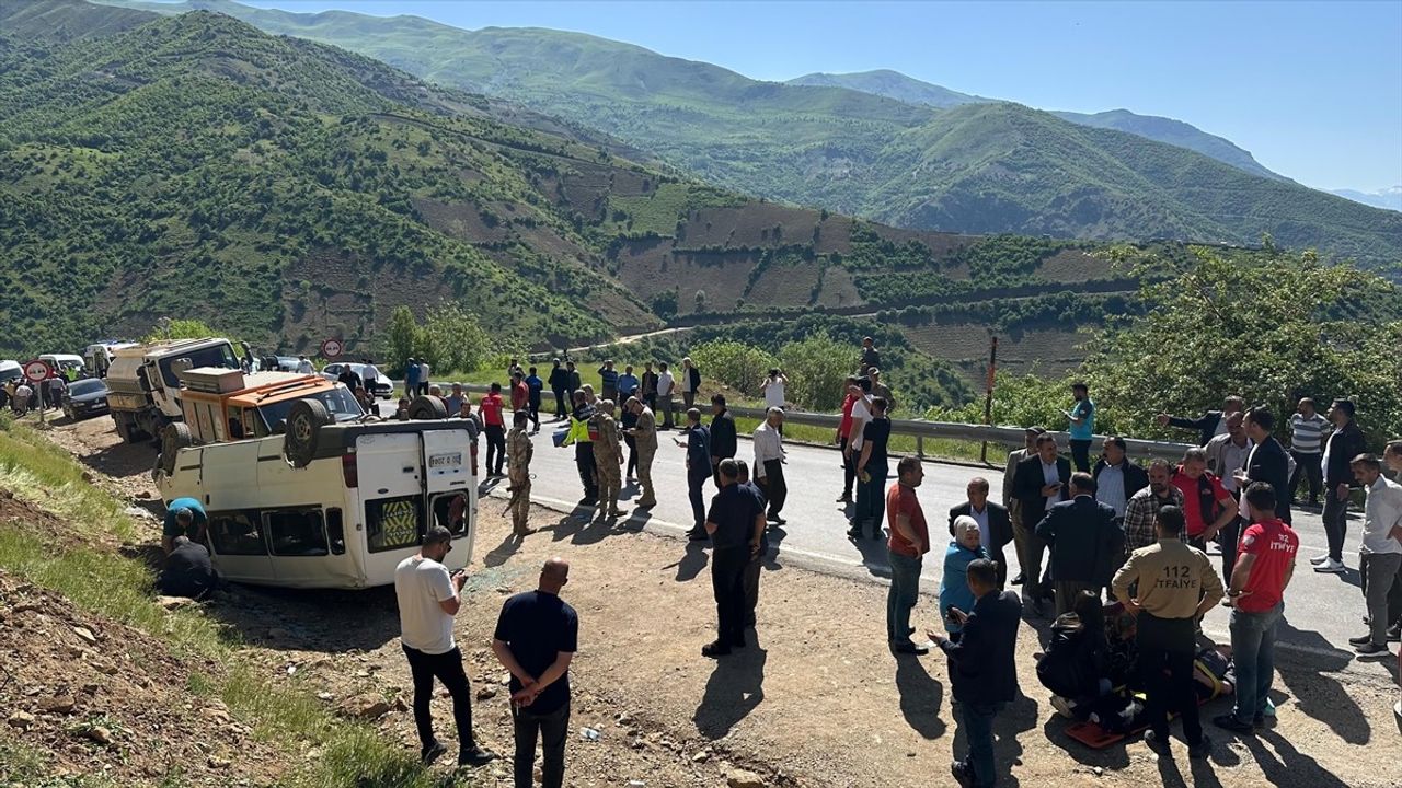Hakkari'de Öğrenci Servisi Devrildi, 14 Yaralı