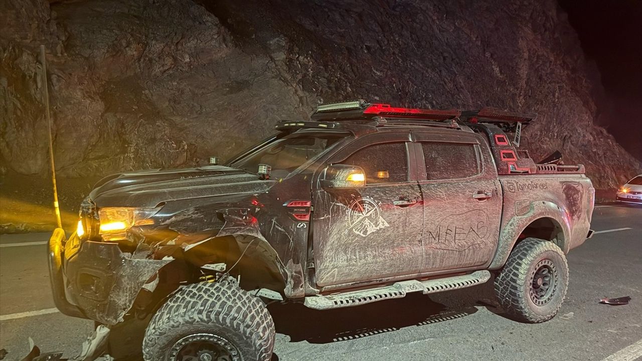 Hakkari'de Pikap Kazası: 8 Yaralı