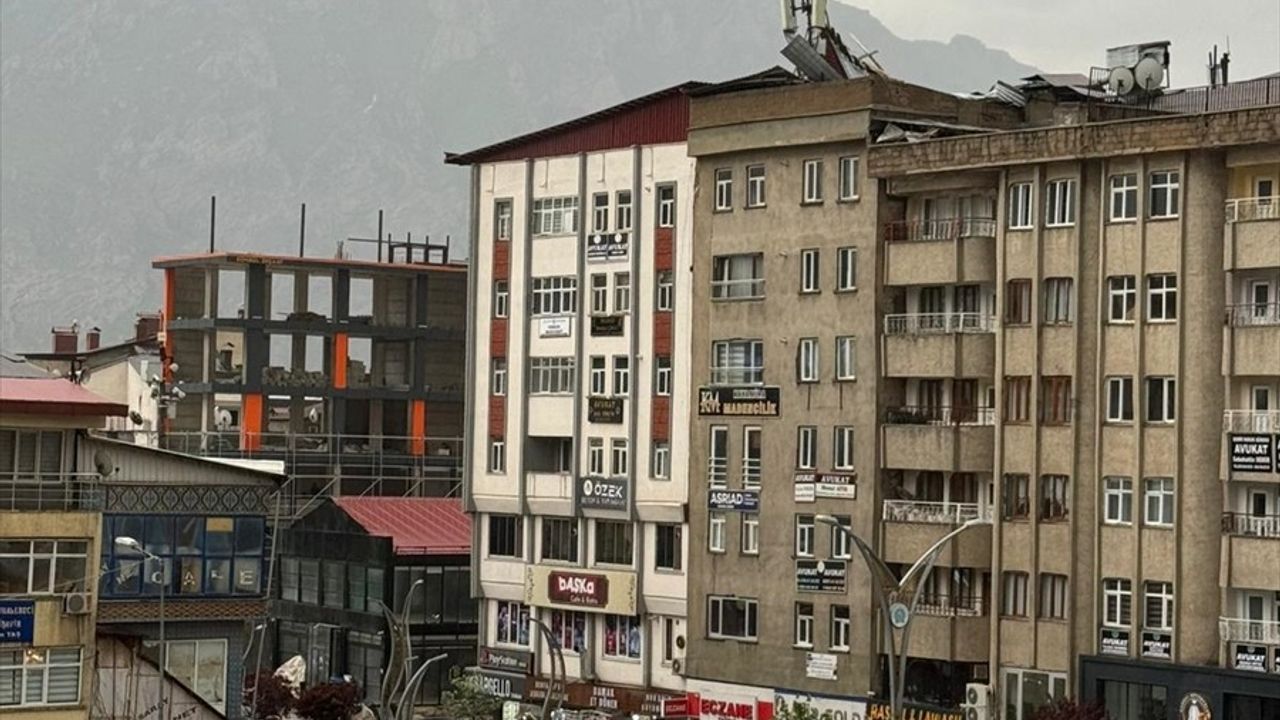 Hakkari'de Şiddetli Rüzgar Bir Binanın Çatısını Zarar Verdi