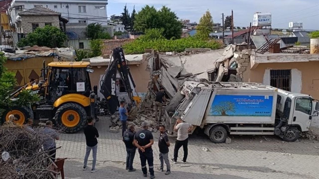 Hatay'da Çöp Kamyonu Metruk Eve Çarptı