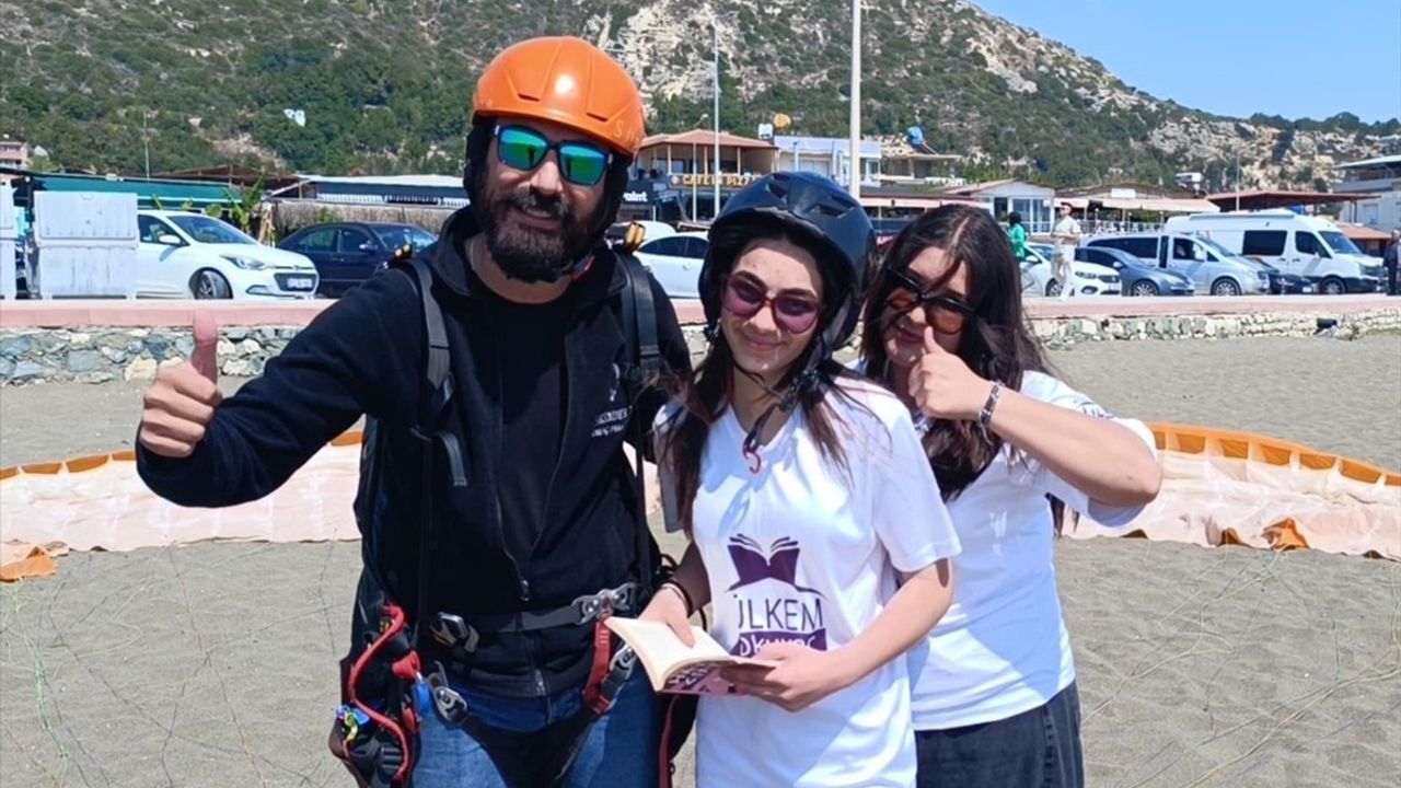 Hatay'da Yamaç Paraşütüyle Kitap Okuma Etkinliği
