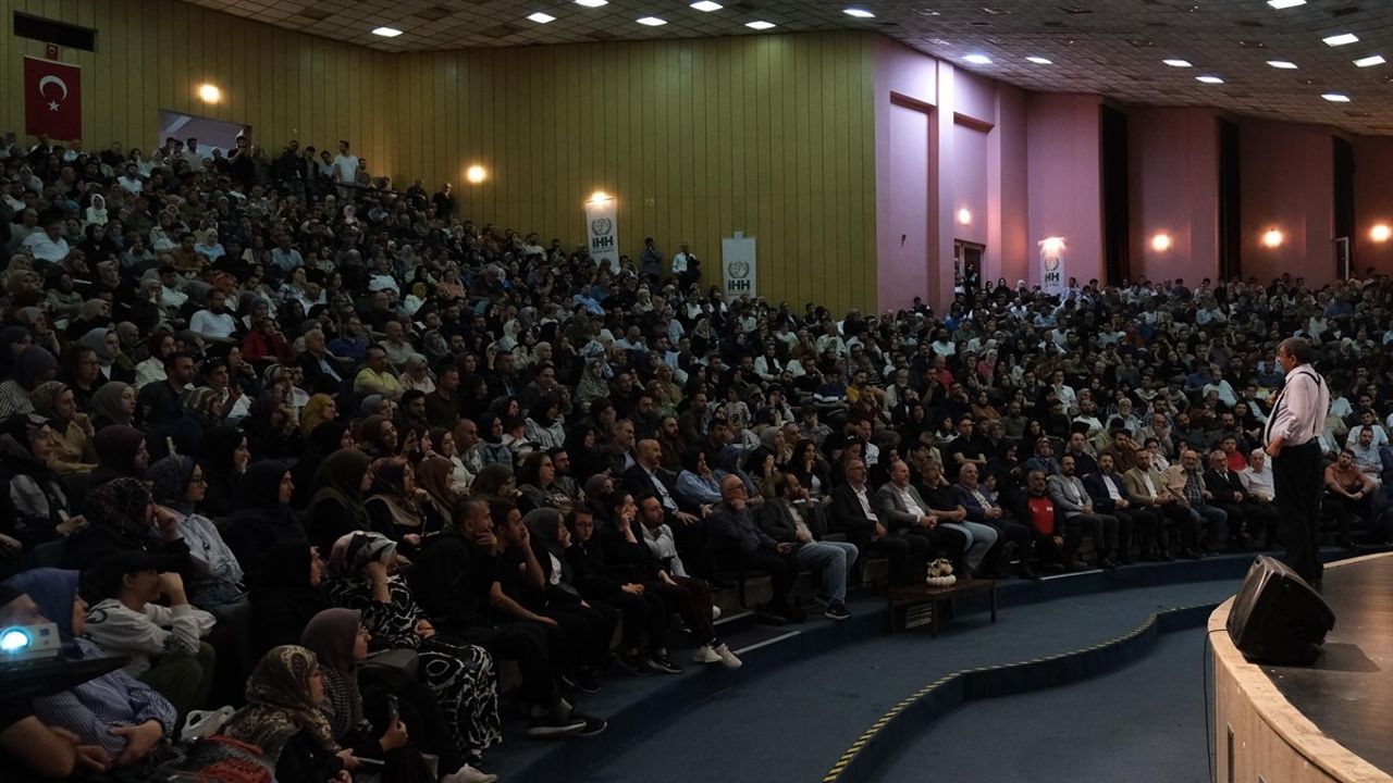 Hayati İnanç Bursa'da Gençlerle Buluştu