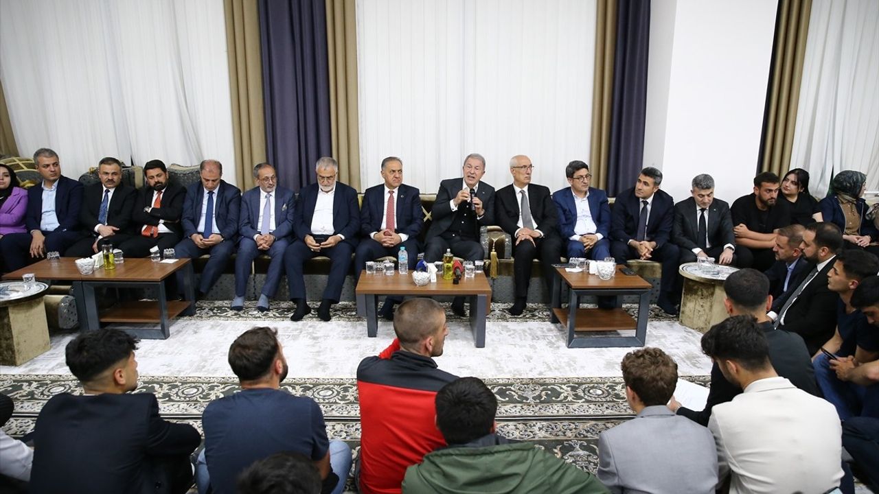 Hulusi Akar'dan Gençlere Güven Mesajı: Terörsüz Türkiye İçin Birlikte Hareket Edelim