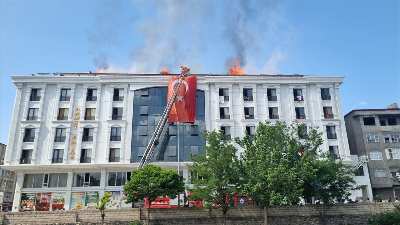 Iğdır'da Öğrenci Yurdunun Çatı Katında Yangın Çıktı