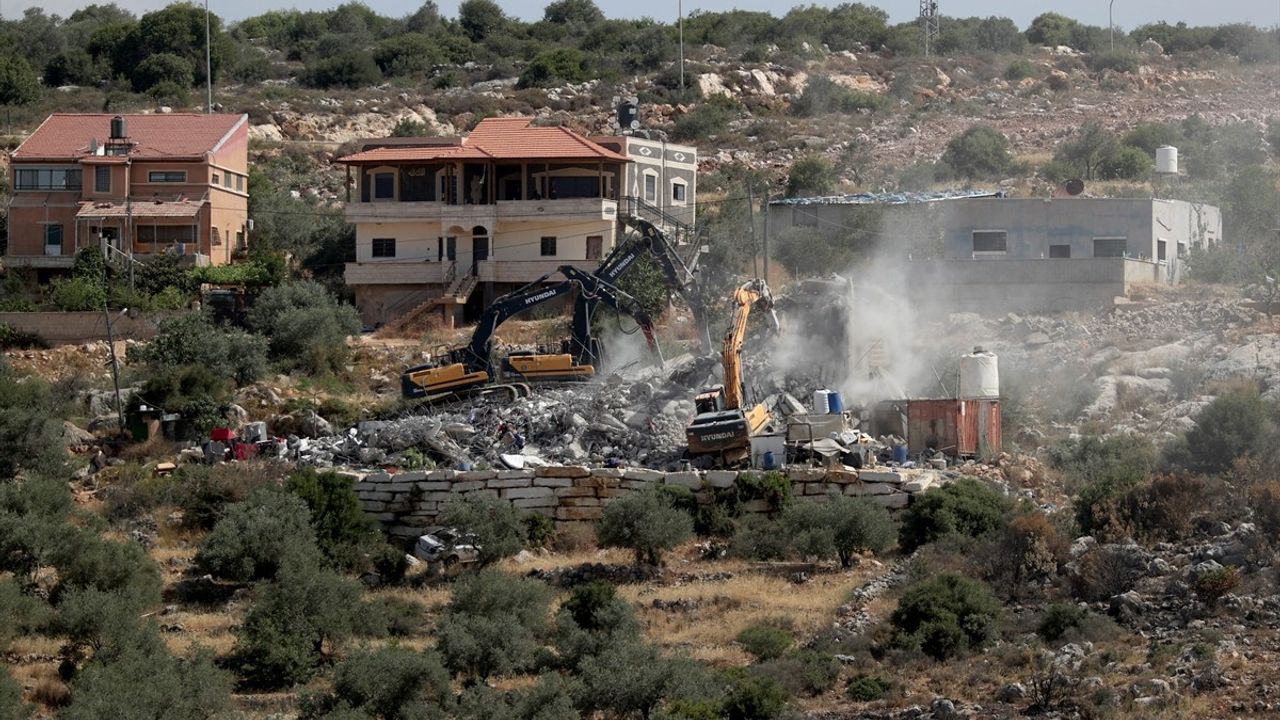 İsrail Ordusu Batı Şeria'da Filistinlilere Ait Evleri Yıktı