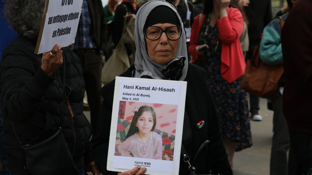 İsrailli Göstericiler Paris'te Gazze Soykırımını Protesto Etti