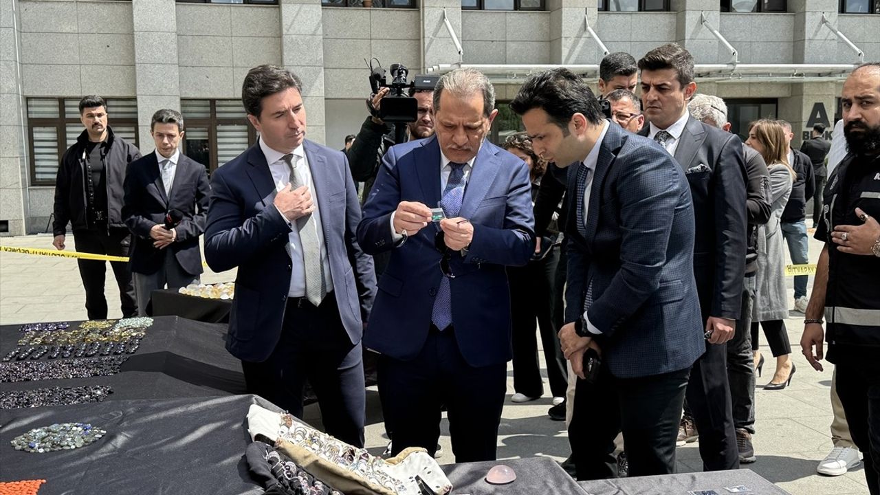 İstanbul'da 151 Kilo Değerli Taş Yakalandı