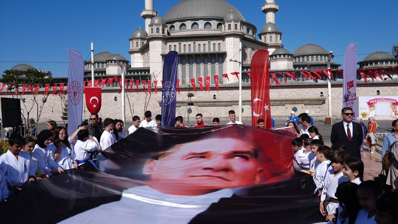 İstanbul'da 19 Mayıs Coşkusuyla Kutlama