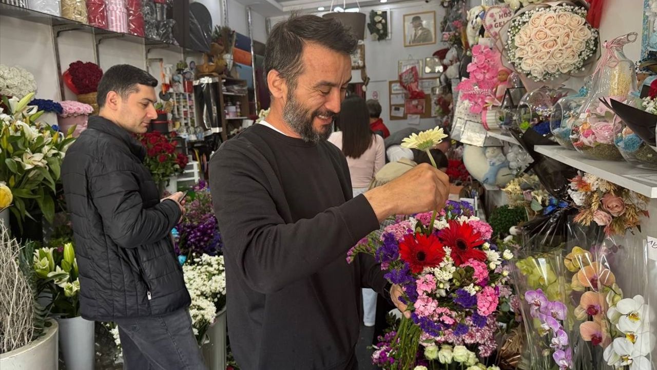 İstanbul'da Anneler Günü Coşkusu: Çiçekçilerde Yoğunluk