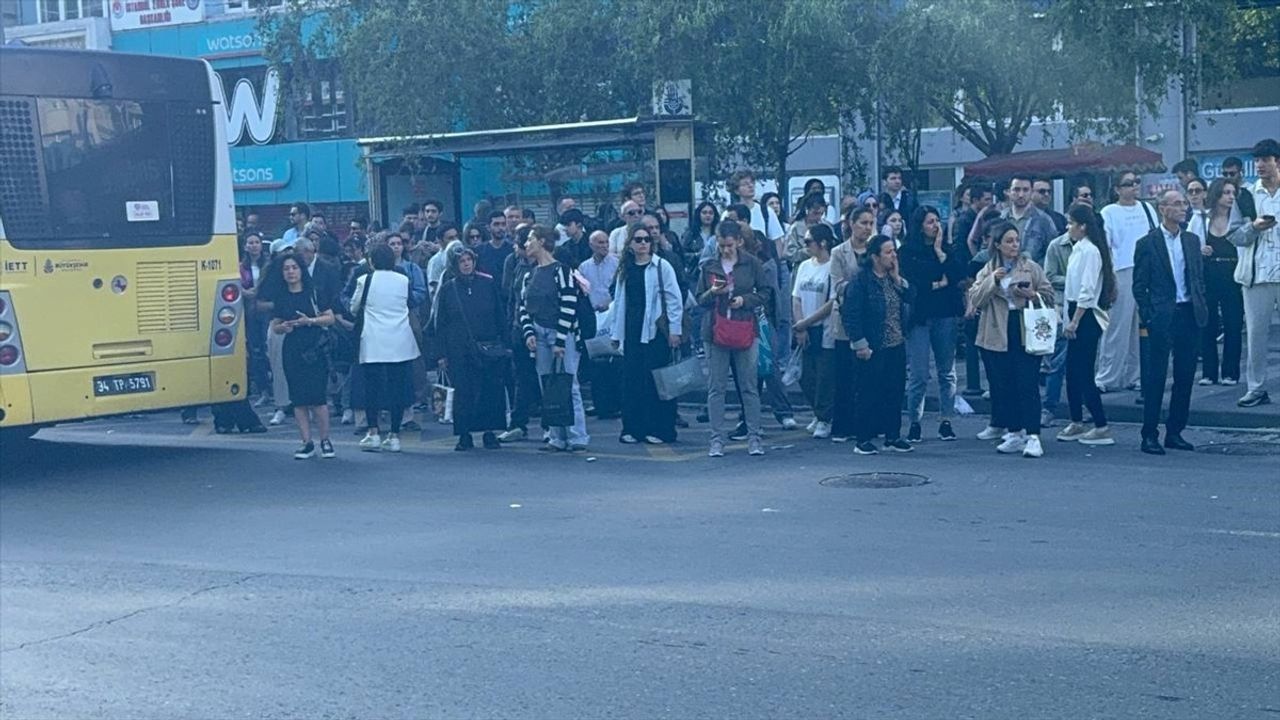 İstanbul'da Özel Halk Otobüsü Seferleri Durdu: Yolcular Alternatif Ulaşım Yöntemlerine Yöneldi