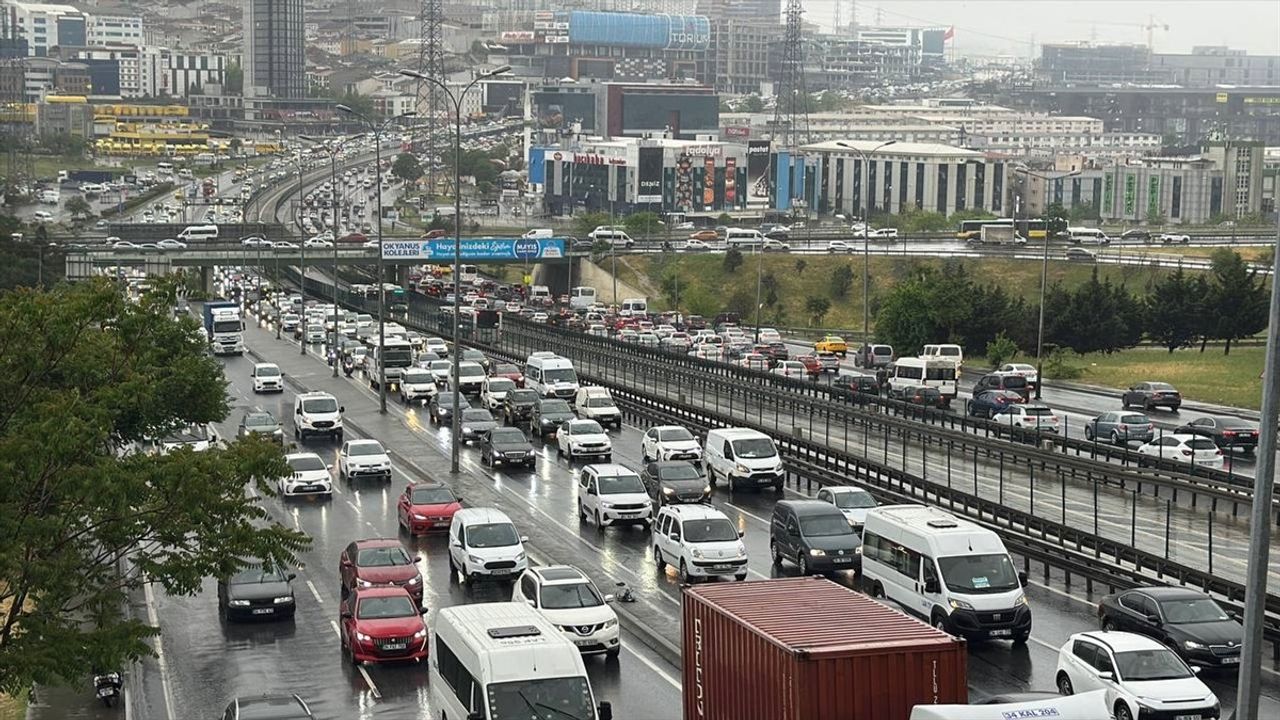 İstanbul'da Yağış ve Trafik Sorunu: Yoğunluk Yüzde 81'e Ulaştı