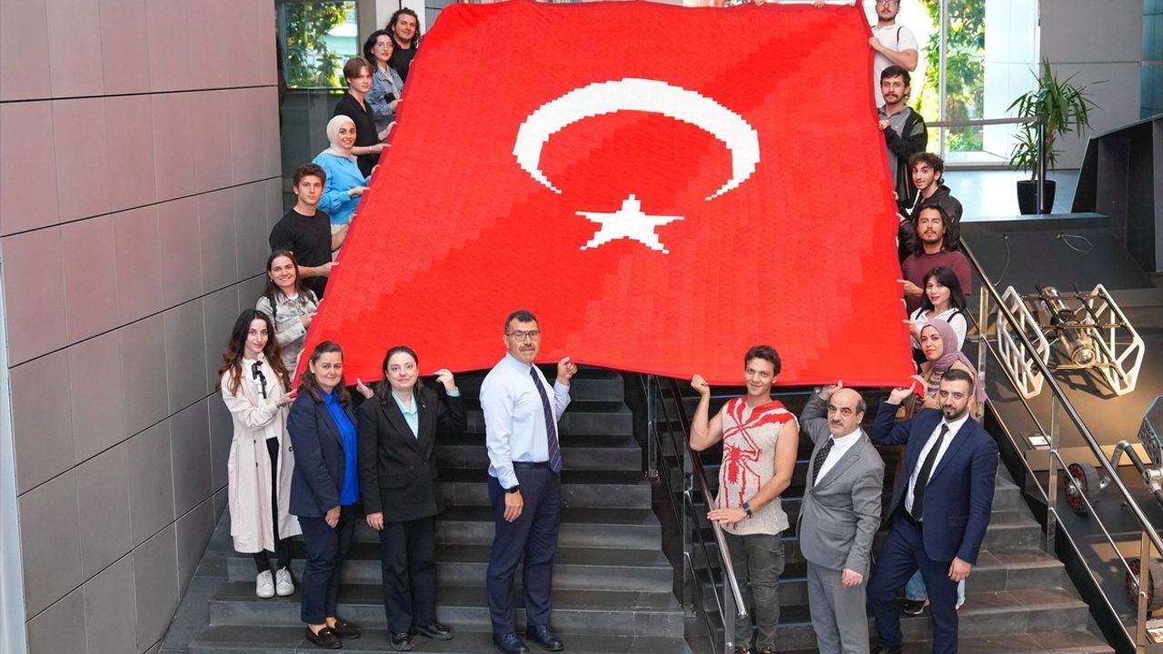 İTÜ'de Sergilenen Dev Türk Bayrağı
