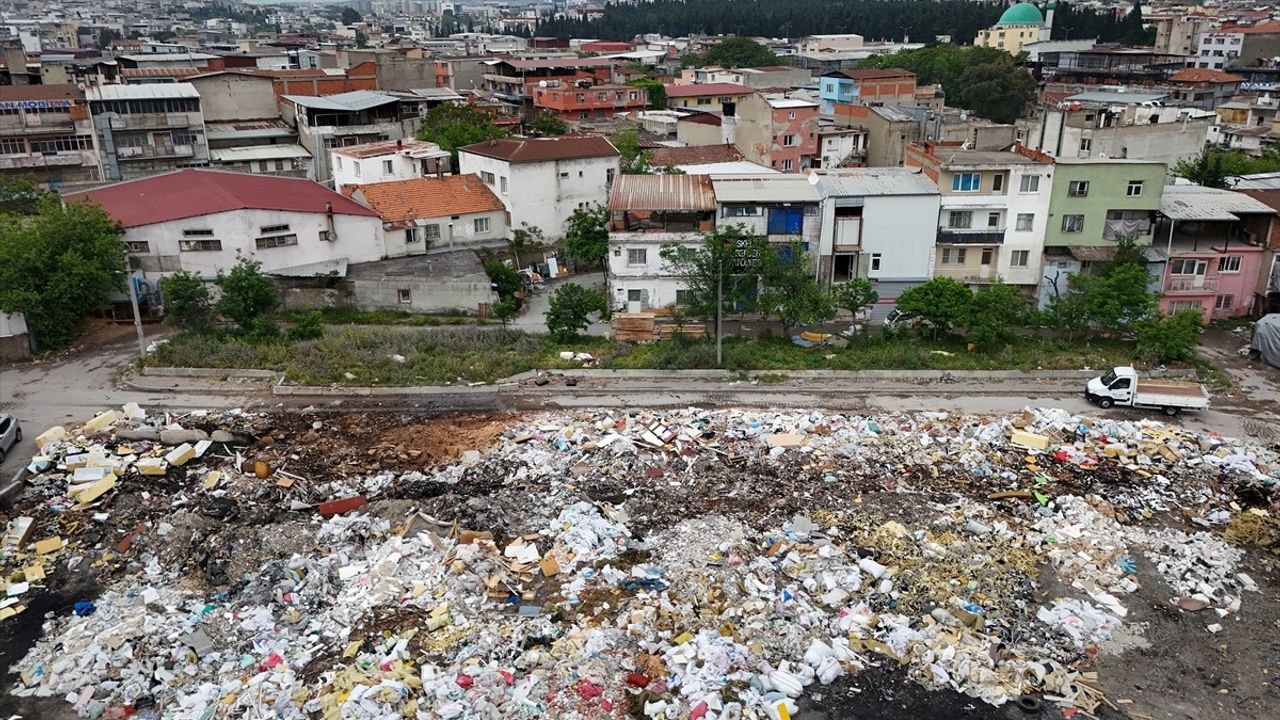İzmir Buca'da Esnaftan Atık Yığınına Tepki