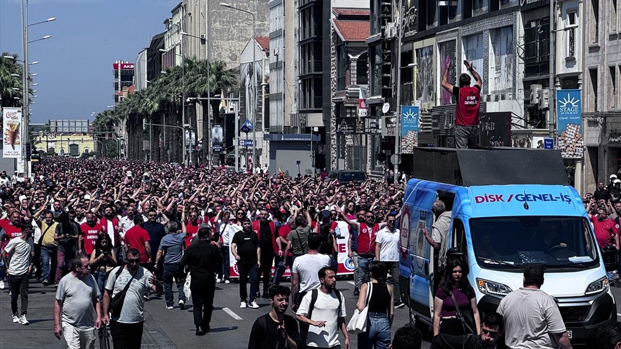 İzmir Büyükşehir Belediyesi İşçileri Grevde Yürüyüş Düzenledi
