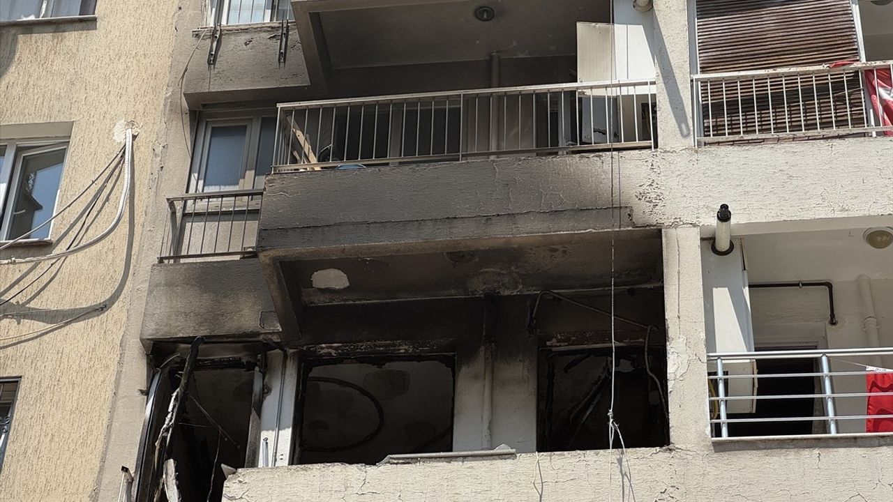 İzmir'de Apartman Patlaması: 4 Yaralı
