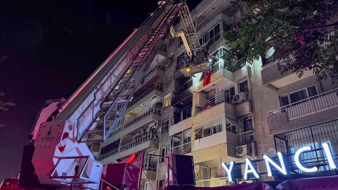 İzmir'de Apartman Patlamasında 4 Yaralı
