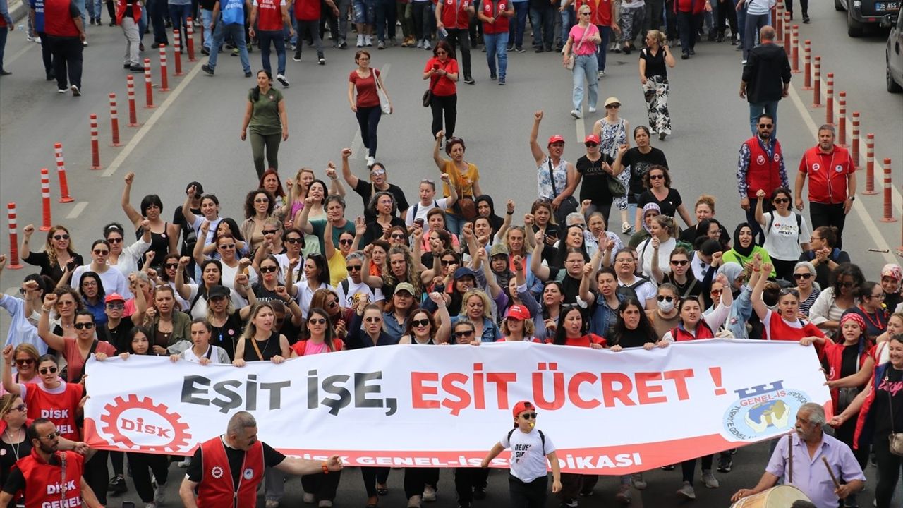 İzmir'de Büyük Grev: İşçiler Eşit Ücret İçin Yürüdü
