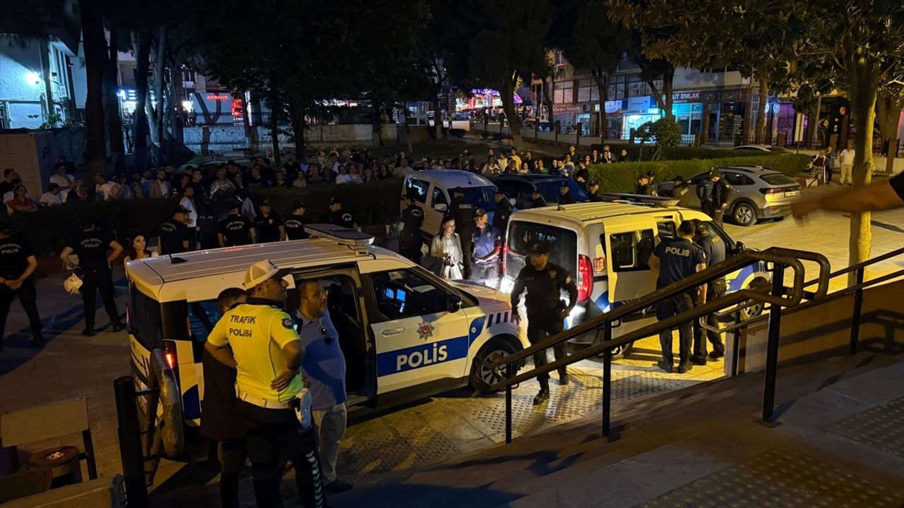 İzmir'de Cumhurbaşkanına Hakaret Nedeniyle 4 Kişi Tutuklandı