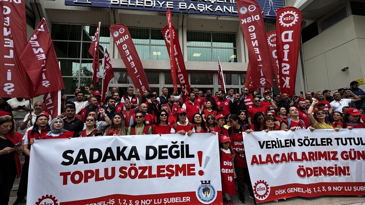 İzmir'de Grev Dalgalanıyor: Büyükşehir ve Konak Belediyesinde Eylemler Başladı