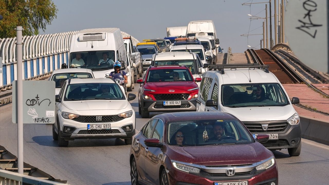 İzmir'de İşçi Grevi Sebebiyle Hizmet Aksamaları Yaşanıyor