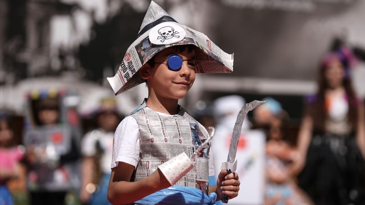 İzmir'de Öğrencilerden Atık Malzemelerle Defile