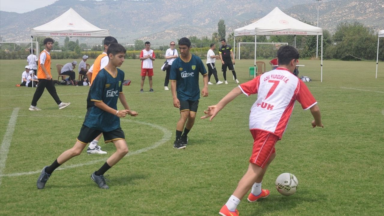 İzmir'de Özel Olimpiyatlar Türkiye Futbol Şampiyonası Heyecanı