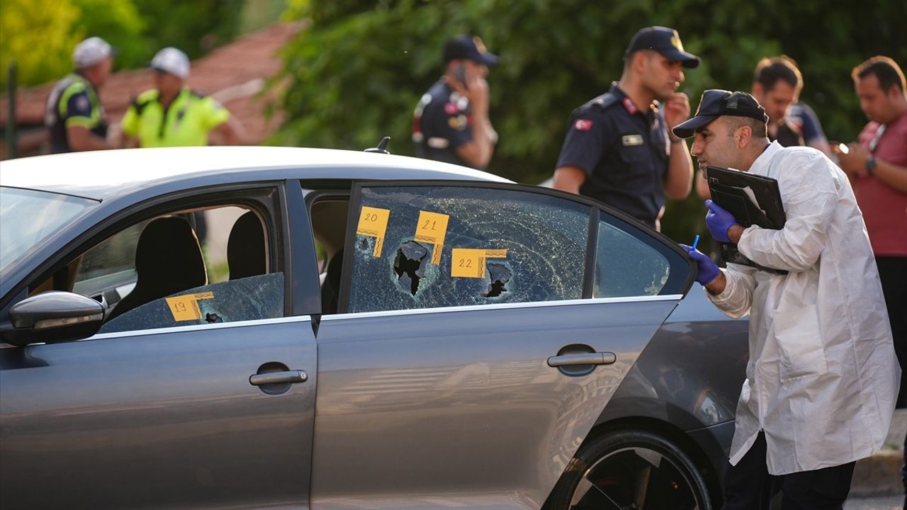 İzmir'de Seyir Halindeki Otomobile Silahlı Saldırı
