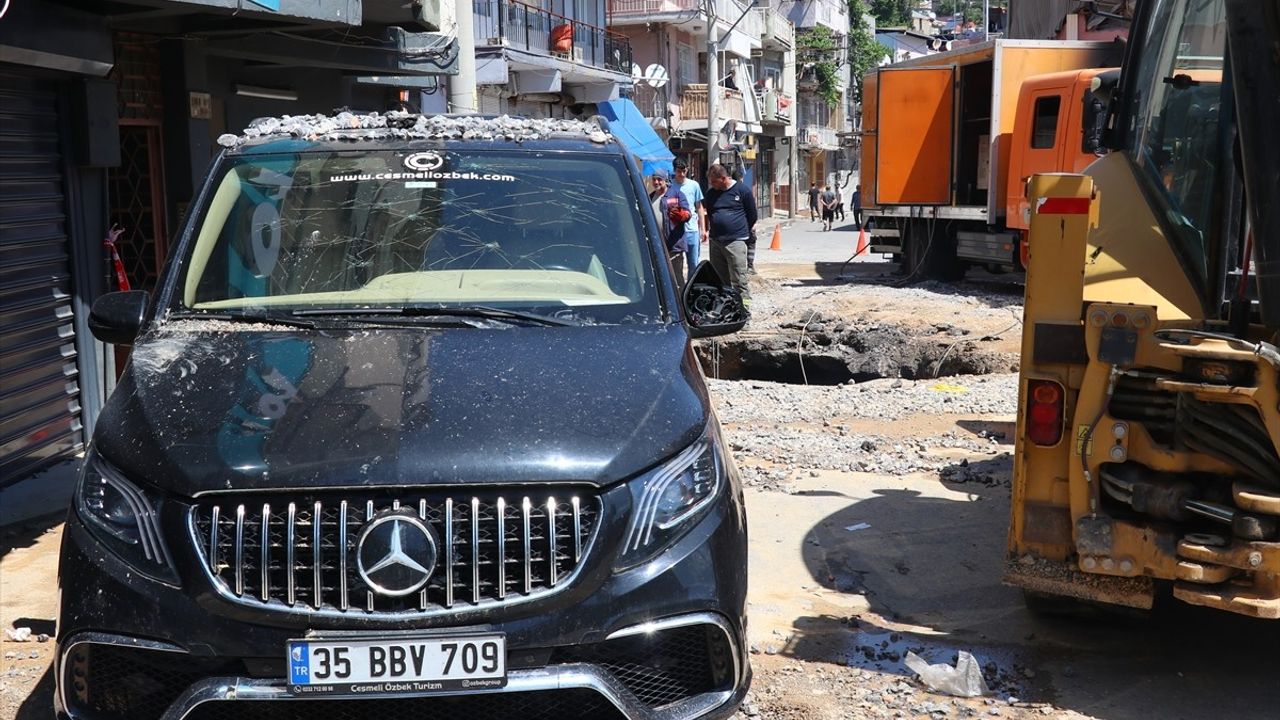 İzmir'de Su Borusu Patladı: Araçlar Ve Dükkanlar Zarar Gördü