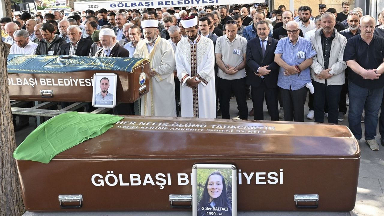 İzmir'deki Trajik Olayda Hayatını Kaybeden Doktor Çifti Toprağa Verildi