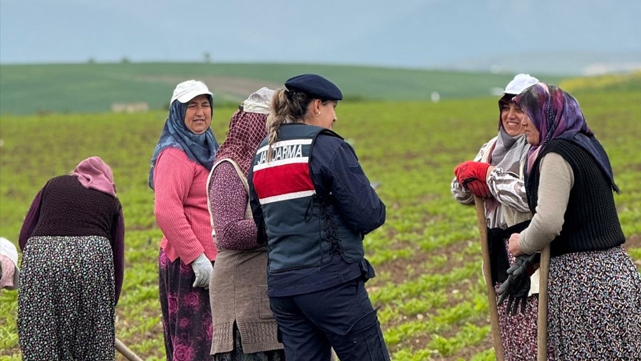 Jandarma, Vezirköprü'de Kadın Çiftçilerin Emek Günü'nü Kutladı