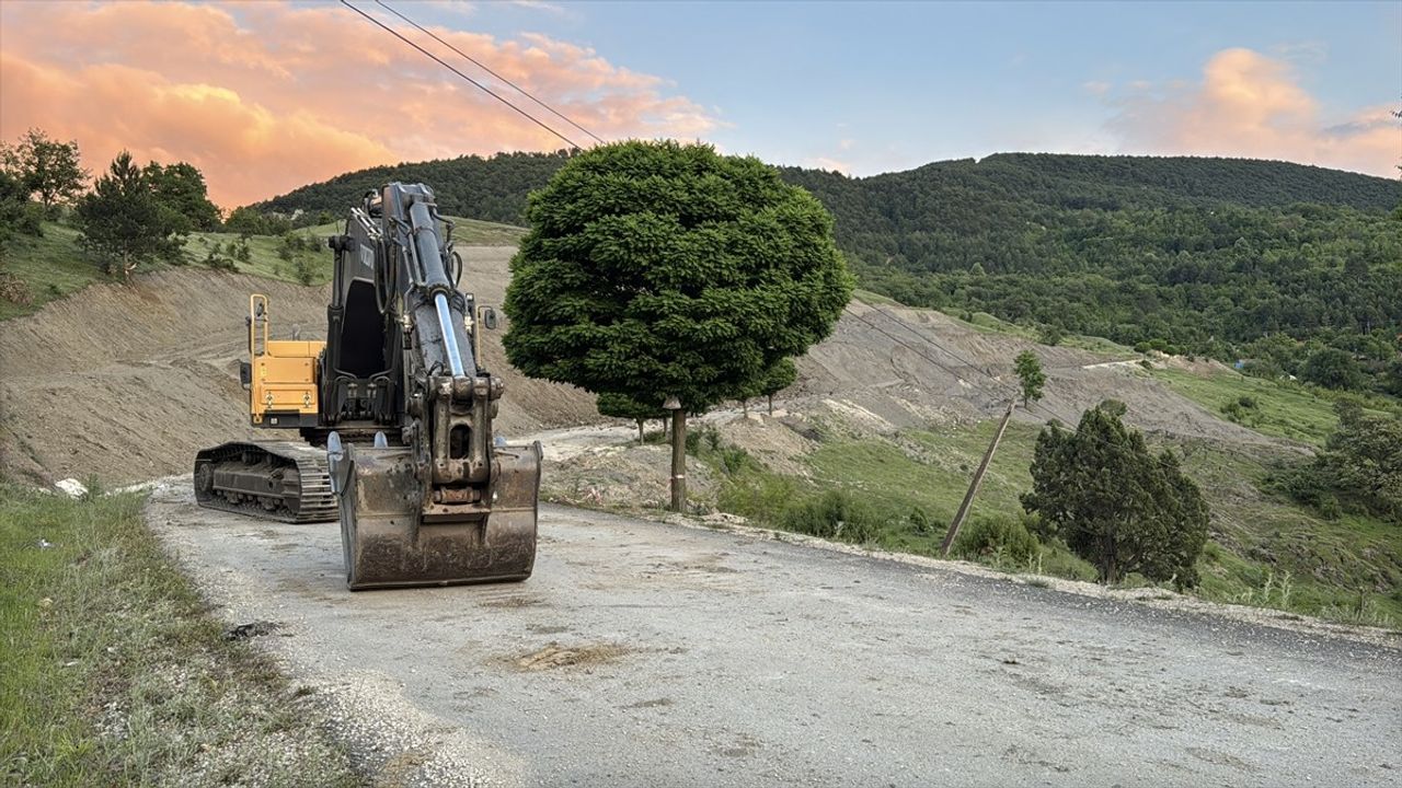 Karabük'te Heyelan, Bir Köy Yolunu Kapatmış Durumda