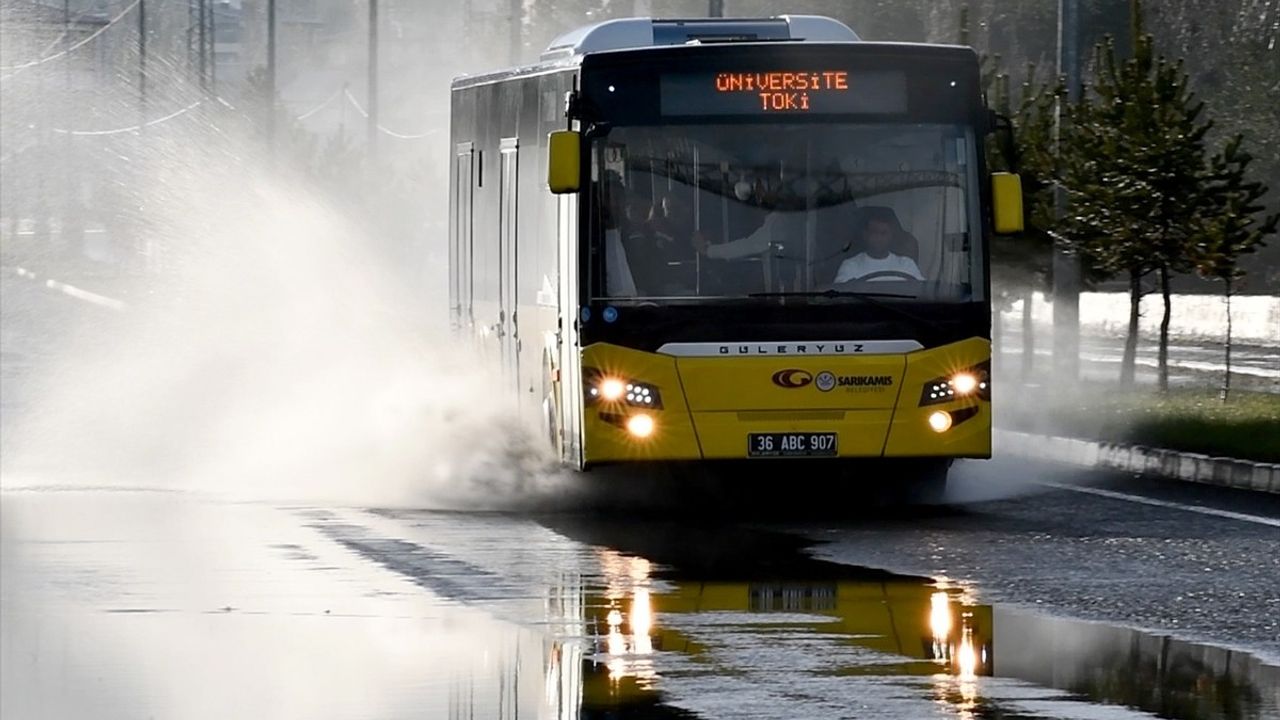 Kars'ta Aniden Bastıran Dolu ve Sağanak Yağış Sorun Yaratıyor