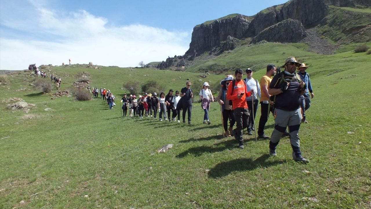 Kars'ta Doğaseverler 14 Kilometre Yürüdü