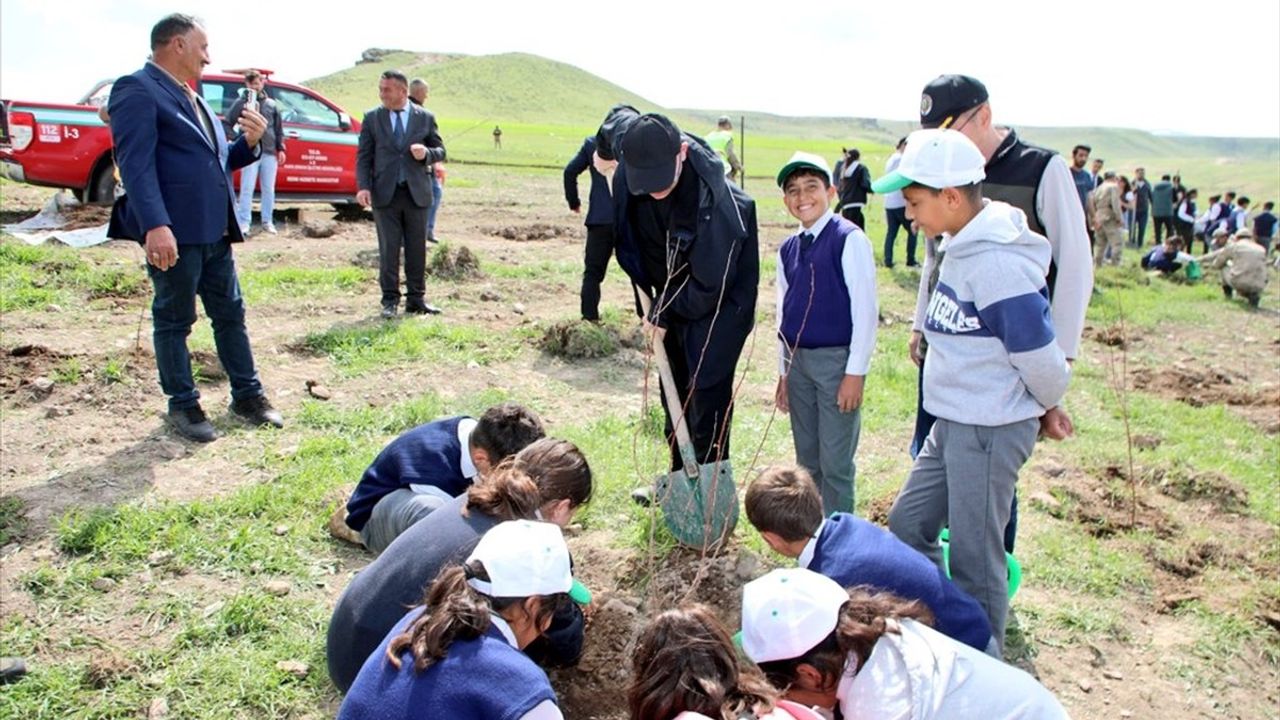 Kars'ta Her İlçeye Örnek Meyve Bahçesi Projesi Devam Ediyor