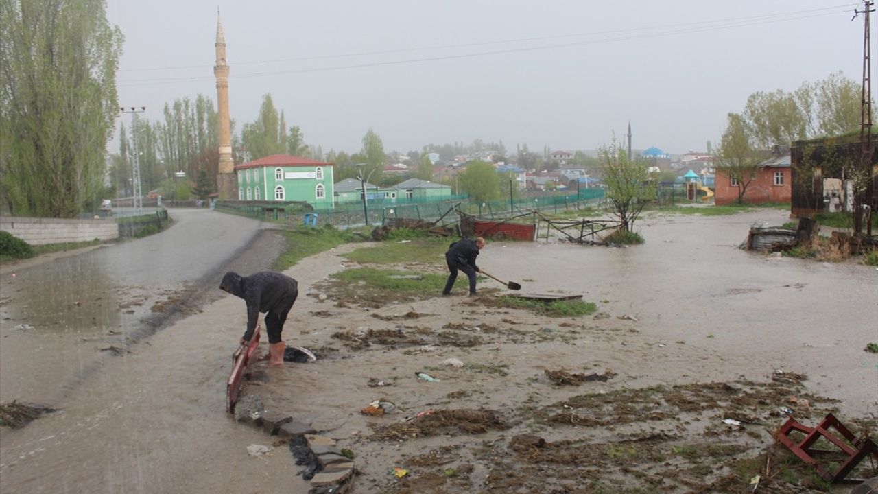 Kars'ta Sağanak ve Dolu Taşkına Yol Açtı