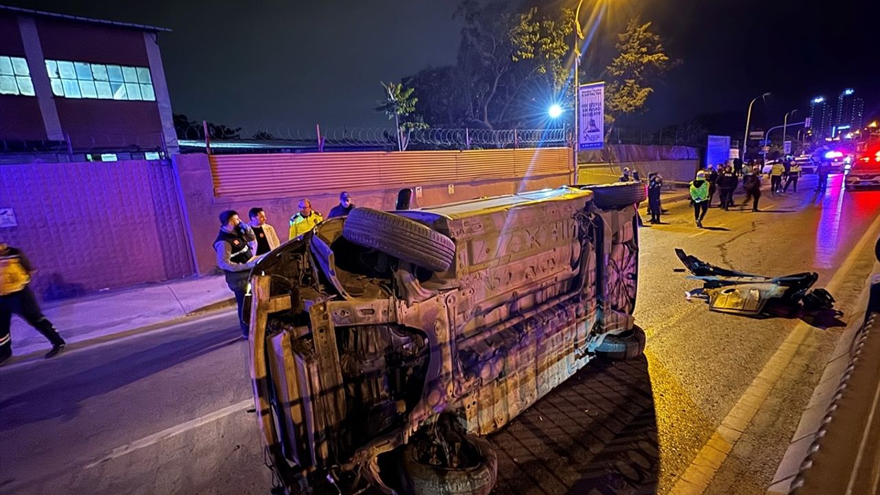 Kartal'da Kaldırıma Çarpan Araçta Bir Kadın Hayatını Kaybetti