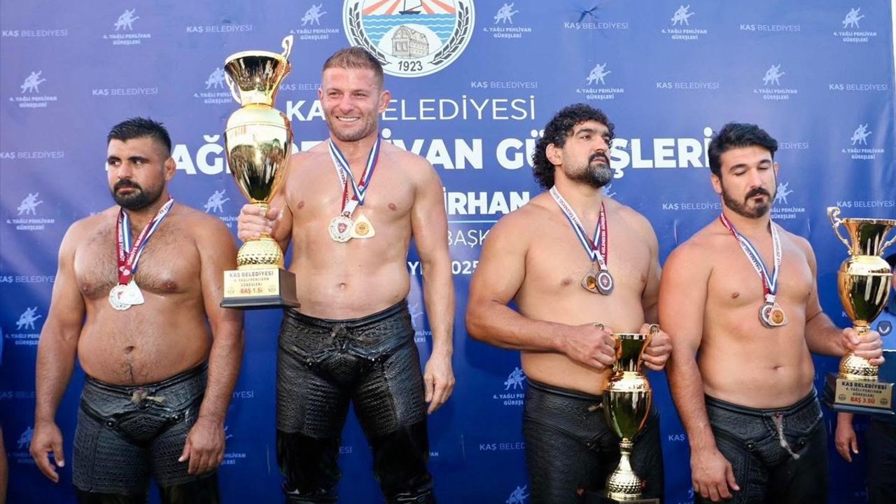 Kaş Belediyesi 4. Yağlı Güreşleri'nde İsmail Balaban Başpehlivan Oldu
