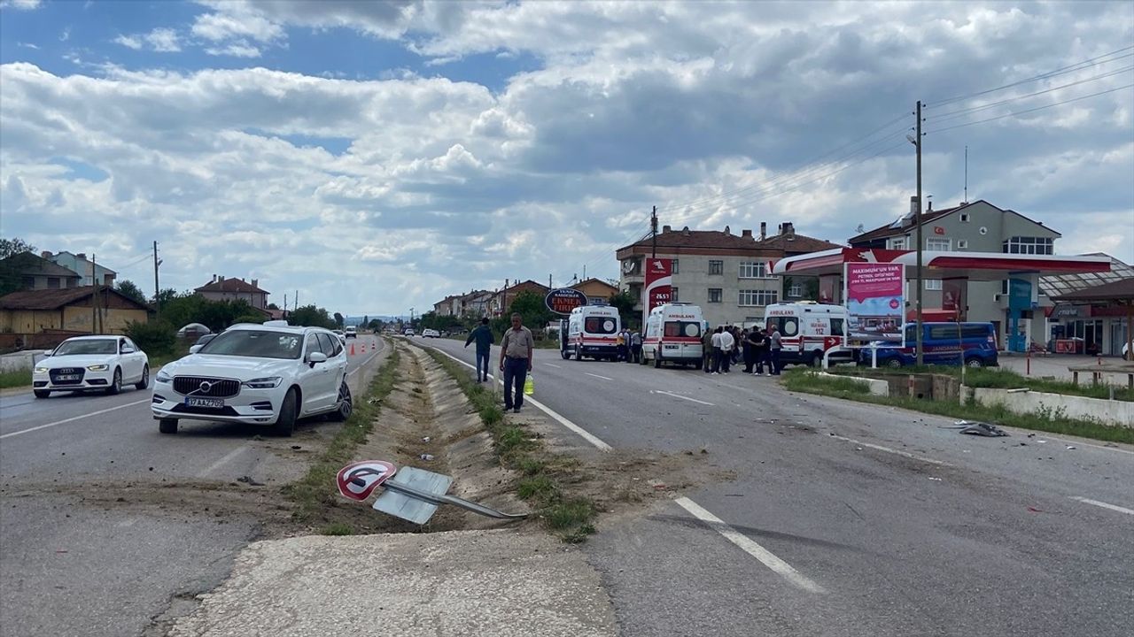 Kastamonu'da Ambulans ile Cipin Çarpıştığı Kaza: 4 Yaralı