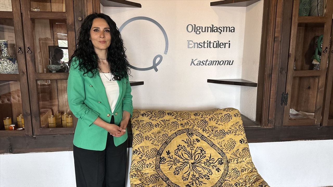 Kastamonu'da Nadir Desenlere Sahip Asırlık Yorgan ve Minder Kılıfı