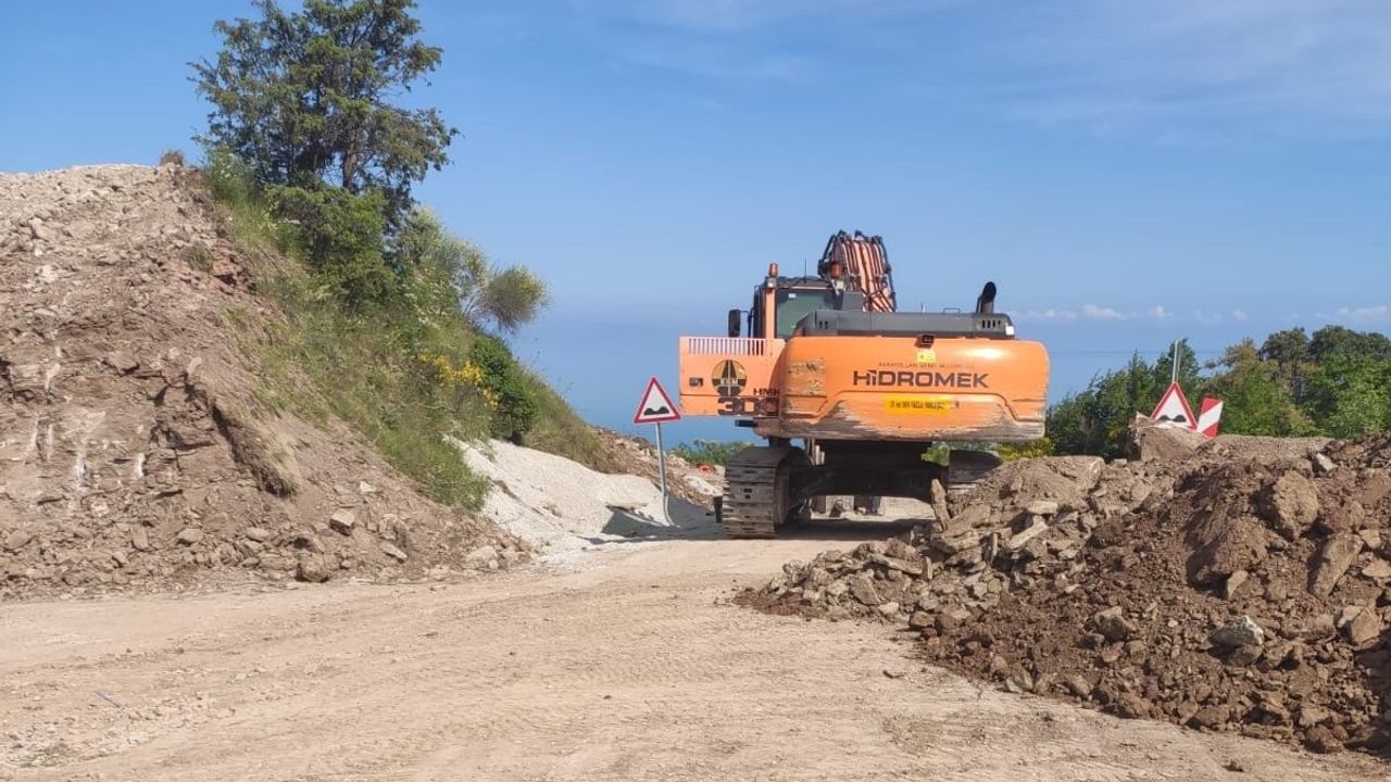 Kastamonu'da Ulaşım Problemi: Cide-İnebolu Kara Yolu Heyelan Nedeniyle Kapandı