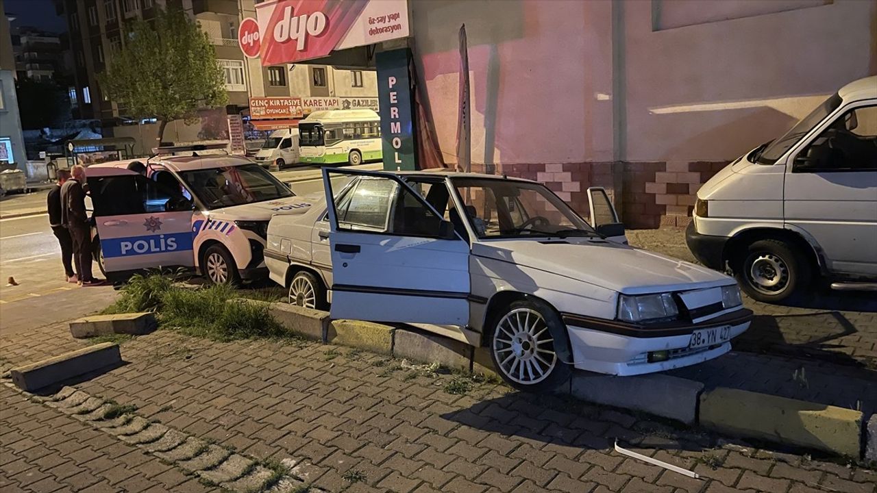 Kayseri'de Alkollü Sürücü Polise Uymayıp Kaza Yaptı
