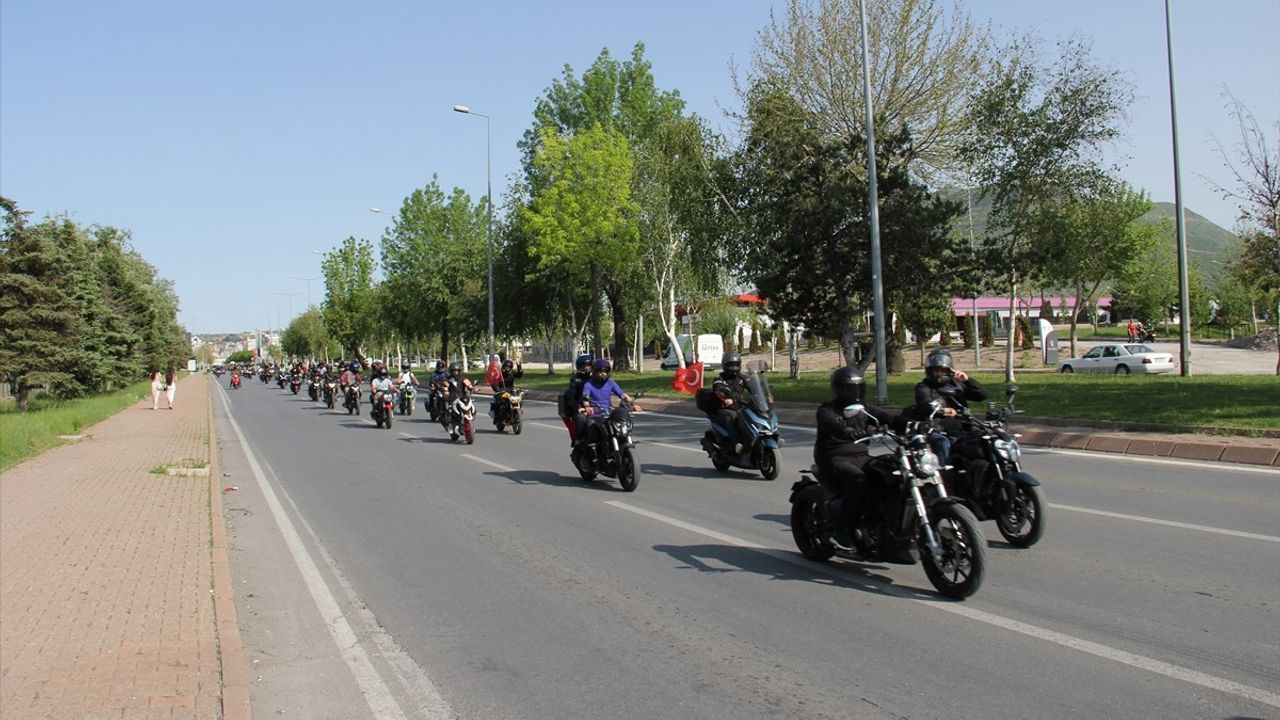 Kayseri'de Motosiklet Tutkunları 19 Mayıs'ı Coşkuyla Kutladı