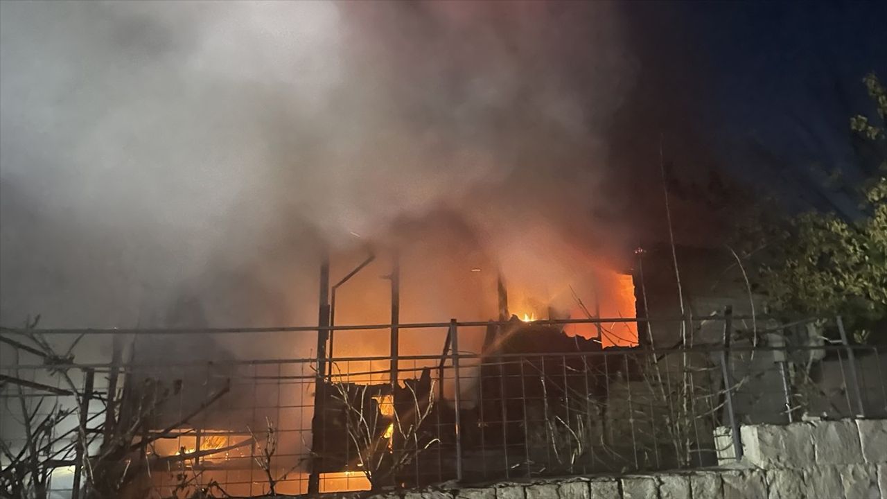 Kayseri'de Prefabrik Evde Yangın Çıktı